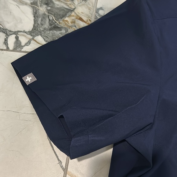 FIGS Slim Leon FREEx Three-Pocket Scrub Top™. Size small. Washed once, not worn. - Picture 4 of 4